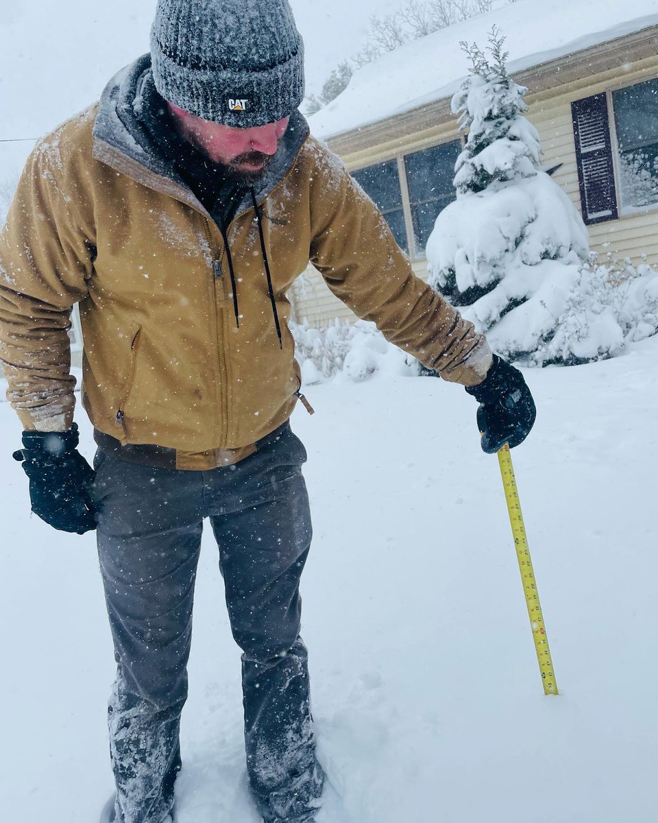 MsCPinzon's tweet photo. Reporting live again from #OceanCounty #NJ! 🎥 Almost 11 inches, 19 degrees, and wind seems to be picking up. In summary, #snowpacalypse 2022 has arrived and we’re loving it! ⛄️ ❄️ Enjoy guys! Stay warm! 🔥Oh, not an endorsement for #coorslight, just about that time! https://t.co/JxKNXV4I4i