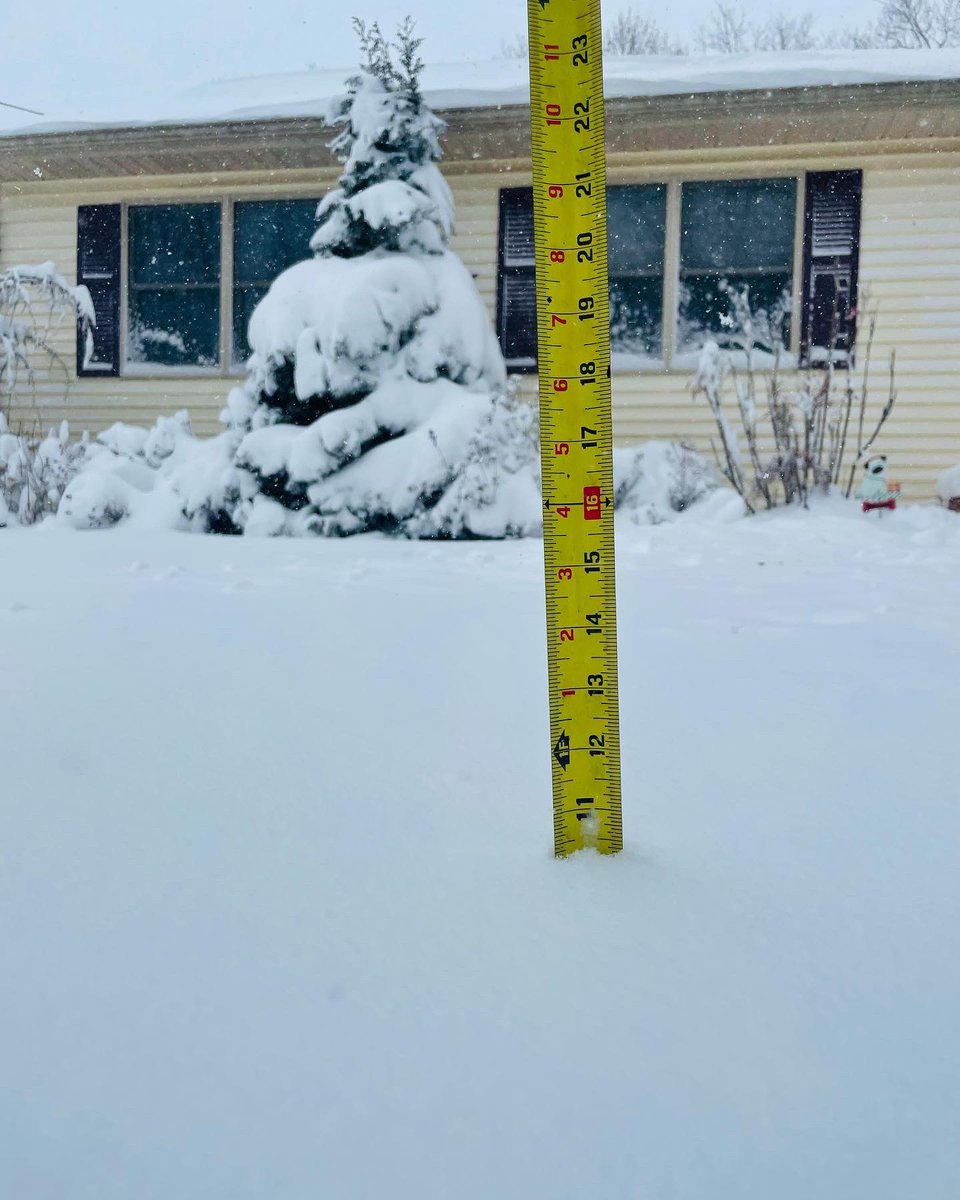 MsCPinzon's tweet photo. Reporting live again from #OceanCounty #NJ! 🎥 Almost 11 inches, 19 degrees, and wind seems to be picking up. In summary, #snowpacalypse 2022 has arrived and we’re loving it! ⛄️ ❄️ Enjoy guys! Stay warm! 🔥Oh, not an endorsement for #coorslight, just about that time! https://t.co/JxKNXV4I4i