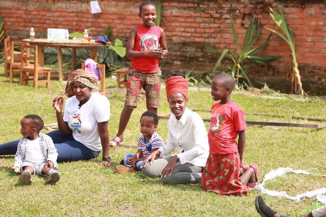 AgatiRwanda's tweet photo. Biryoheye ijisho kubona ababyeyi ndetse n’abandi bantu bakuru bita kubana, bakina. Turabikunda kandi tujye tunabikomeza🤩

It’s such a joy seeing parents and other caregivers actively engaged in play with children. We love to see this and let’s do more of this 🤩
#KinaRwanda https://t.co/UYjzZULgq5