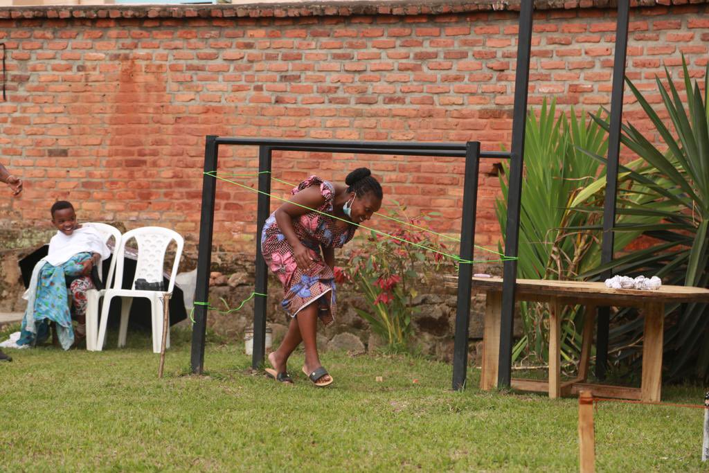 AgatiRwanda's tweet photo. Biryoheye ijisho kubona ababyeyi ndetse n’abandi bantu bakuru bita kubana, bakina. Turabikunda kandi tujye tunabikomeza🤩

It’s such a joy seeing parents and other caregivers actively engaged in play with children. We love to see this and let’s do more of this 🤩
#KinaRwanda https://t.co/UYjzZULgq5