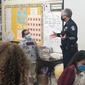 alhambrausd's tweet photo. Thank you @AlhambraPolice #ChiefKelleyFraser 4 your commitment to visit every #AUSD school in the #CityofAlhambra to make early positive connections with our students + staff! Recently #ChiefFraser + #APD officers met #EmeryPark students￼! The kids loved your visit‼️ https://t.co/oZBXXRrs4O