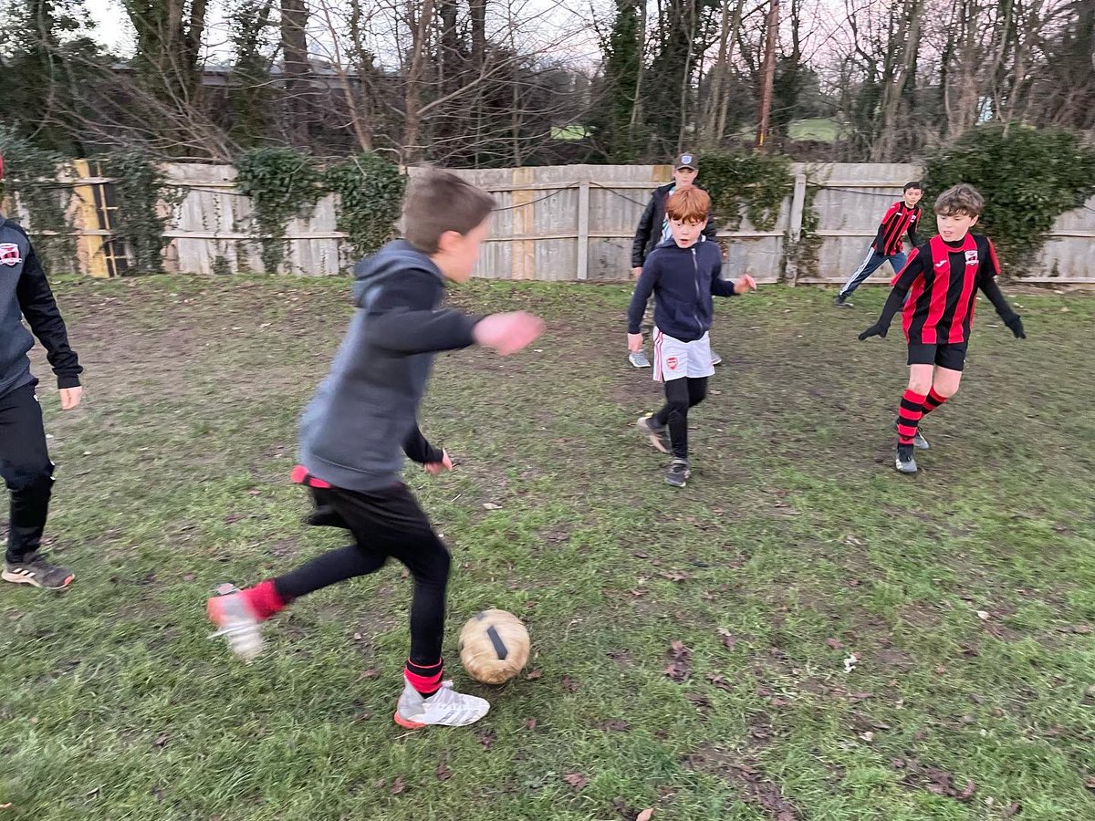 Oi mate, can we have our ball back? ⚽️⚽️😂

We’d like to build a proper “street football” cage for these #youngbloods @SWTFootballClub - who’s in?

@TigerTurfUK + @McArdleSportTec - are you up for it? 🔴⚫️⚽️

@swpsgfc @FootballGrf @EssexCountyFA @SaffronBS @huwsgray @Residents4U