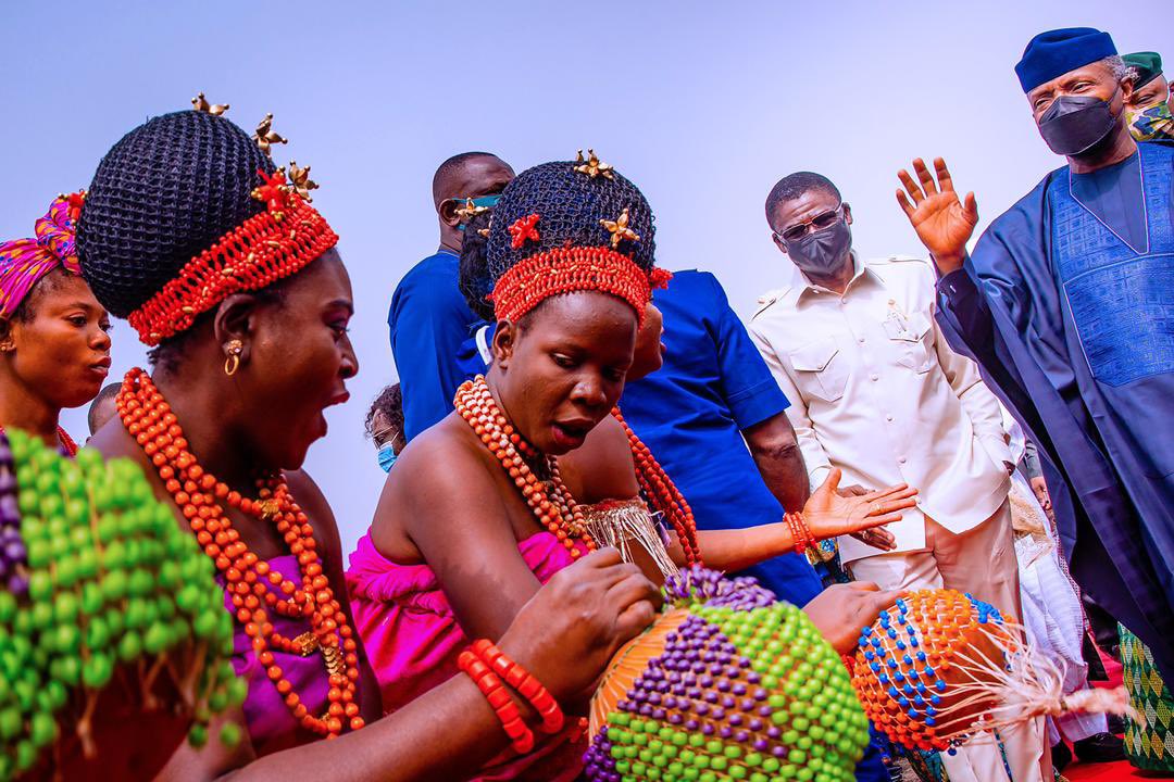 MAESTER76's tweet photo. Vice President Yemi Osinbajo attends the Installation of HMS Budget and Planning Prince Clem Agba as the Oduma of Auchi by the Otaru of Auchi HRH Alhaji Hybred Aliru Momoh at the Palace of the Otaru in Auchi, Edo State. 29th Jan, 2022. 
#OsinbajoInAuchi https://t.co/MN1qozZT17