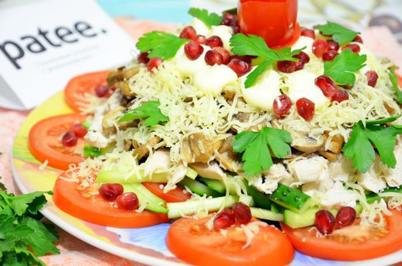 impudent_potato's tweet image. Слоёный салат с курицей и грибами

Куриное филе - 200 г
Шампиньон - 200 г
Лук репчатый - 1 гол.
Подсолнечное масло - 4 ст. л.
Соль - по вкусу
Помидоры (томат) - 3 шт.
Огурец - 2 шт.
Перец - по вкусу
Сыр твердый - 100 г
Майонез - 3 ст. л.
Гранат - по вкусу
Петрушка - 1 пуч