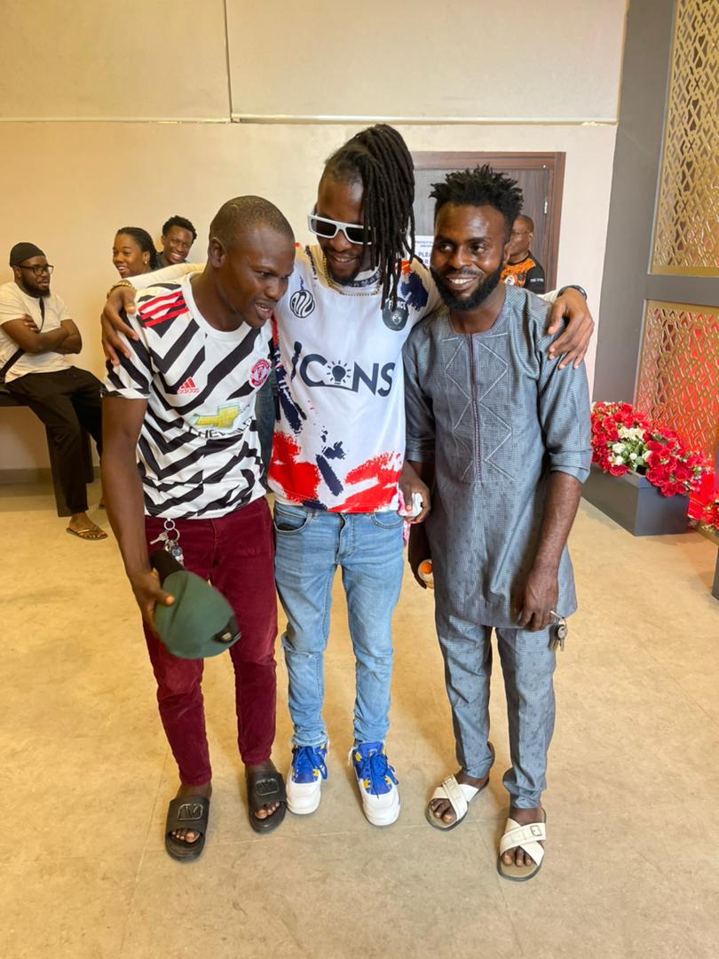 oluwapere's tweet photo. The fan in #ManchesterUnited jersey has been a SUPPORTIVE #TEAMLAYCON from day1....s/o to LAYCON for this invitation...#Icons https://t.co/3JC5Bgsc0C