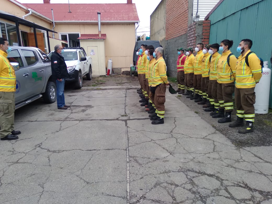 conaf_minagri's tweet photo. Rene Cifuentes, Jefe del Departamento de Protección contra  incendios forestales de #CONAFMagallanes le da la bienvenida a brigada Lingue 3 de la Region de Los Lagos que acudirá al combate del incendio forestal en Tierra del Fuego. Son 14 brigadistas y 1 tecnico. #Timaukel https://t.co/6acIVGqcPe