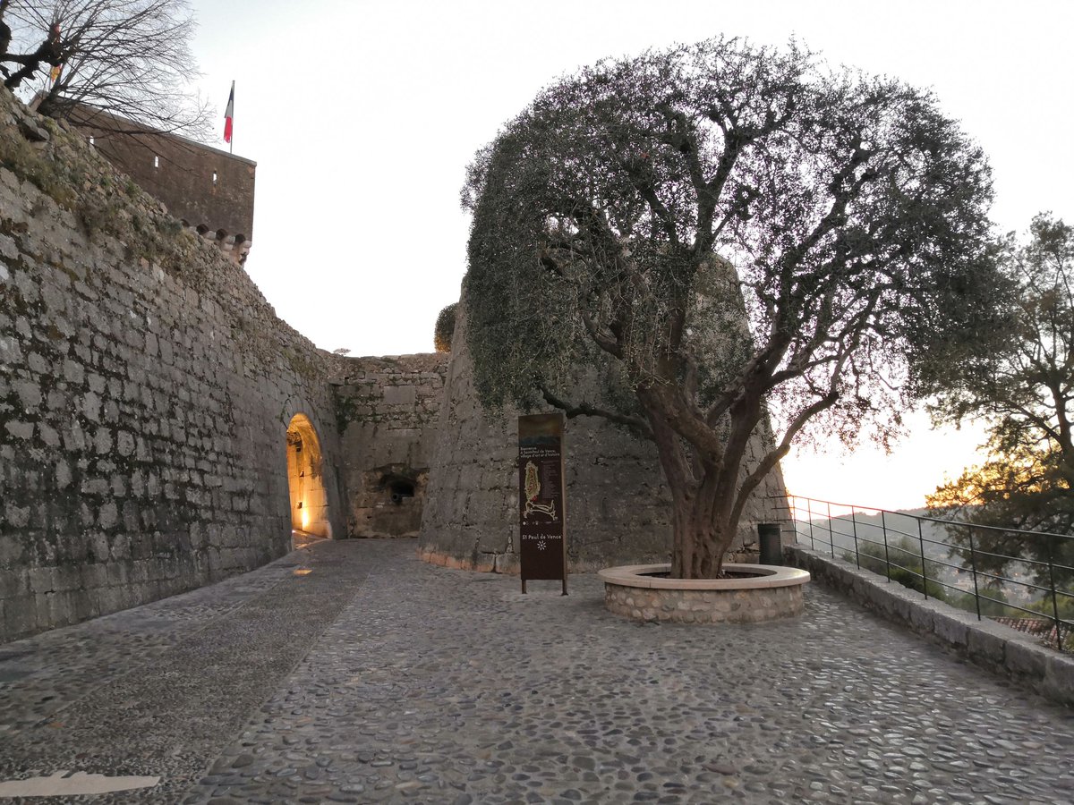 UnTourAutour's tweet photo. Saint Paul de Vence au crépuscule, c'est une belle ambiance ! 🧡
La balade fut courte, mais agréable ! 
#saintpauldevence #CotedAzurFrance https://t.co/Ro9SpS5iV7