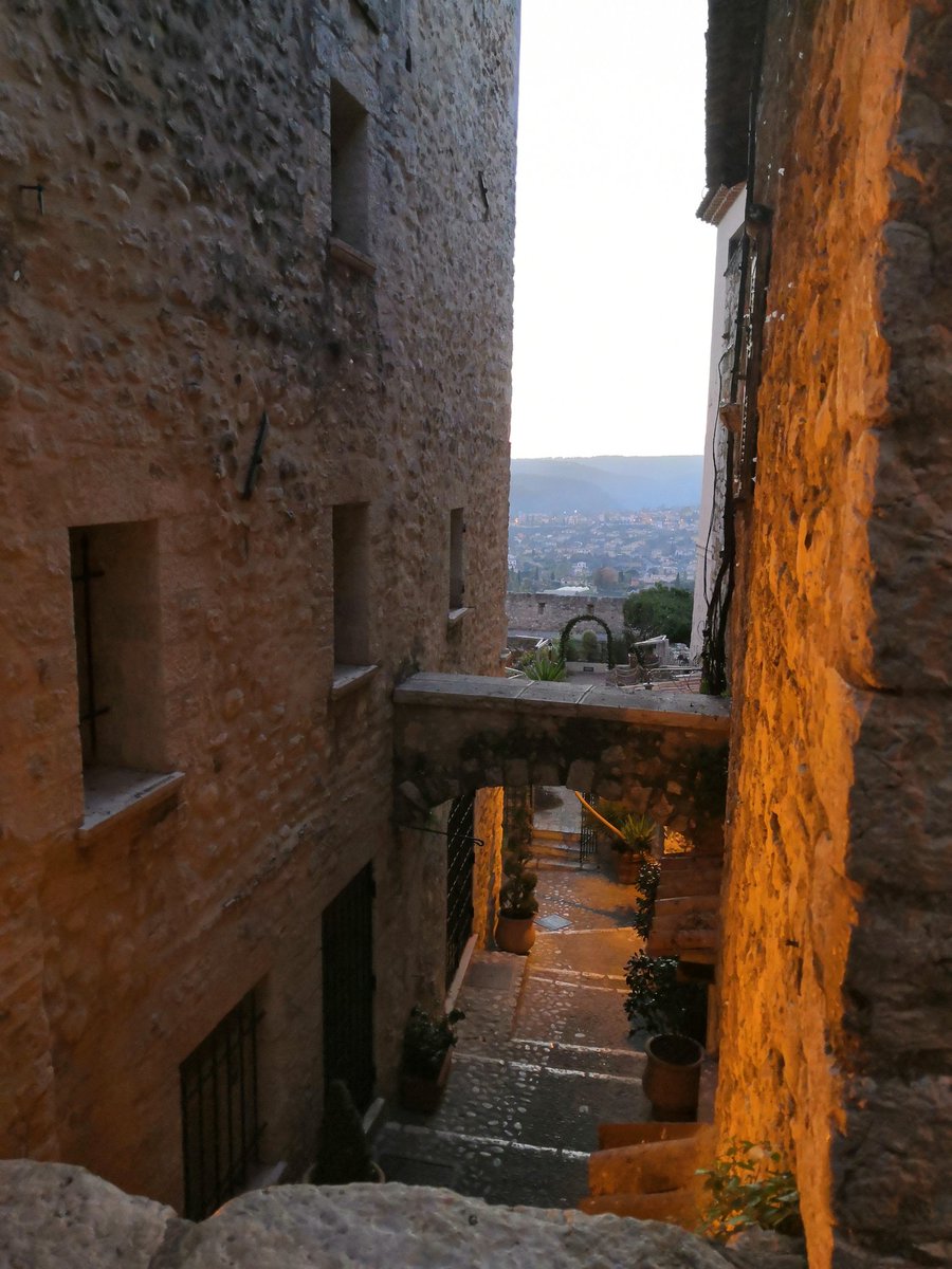 UnTourAutour's tweet photo. Saint Paul de Vence au crépuscule, c'est une belle ambiance ! 🧡
La balade fut courte, mais agréable ! 
#saintpauldevence #CotedAzurFrance https://t.co/Ro9SpS5iV7