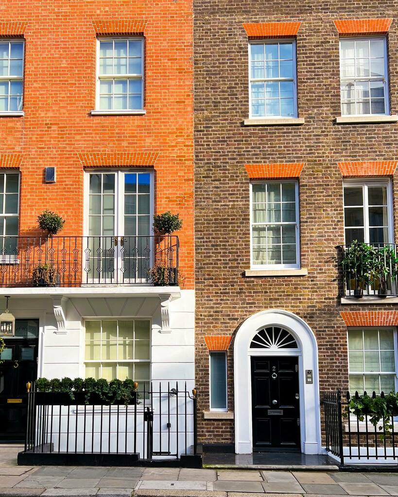 Wandering in Mayfair during a sunny day in London 🇬🇧 #london #mayfairlondon #londres #travelingagain #housesoflondon #sunnyday #cityphotography #citybreak #londonphotography #touristinlondon #weekendvibes #travelphotography #bricks #urbanphotography #tra… instagr.am/p/CZUxoZNsoTr/