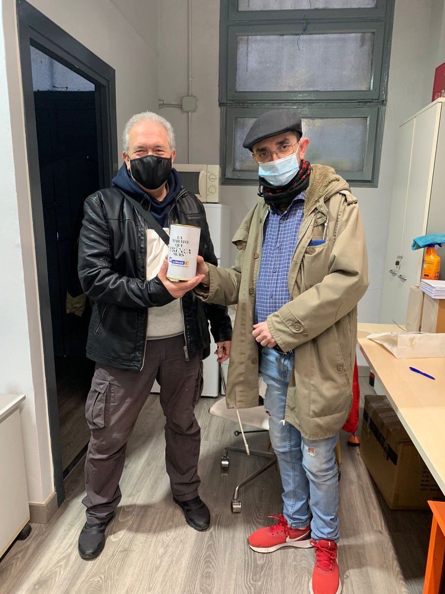 El nostre president <a href="/arjoso/">David Turull</a> fa entrega de la guardiola ben plena de solidaritat, al president de la <a href="/Festamajorsants/">Federació FestaMajor</a> Jaume Canals.
Moltes gràcies a tots els qui vau gaudir del pintxo solidari amb la <a href="/la_marato/">La Marató de 3Cat</a> .
Fins l' any vinent!