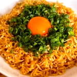 ごま油の風味がよく合いそう!「チキンラーメン」を油そば風に仕上げたアレンジレシピ!