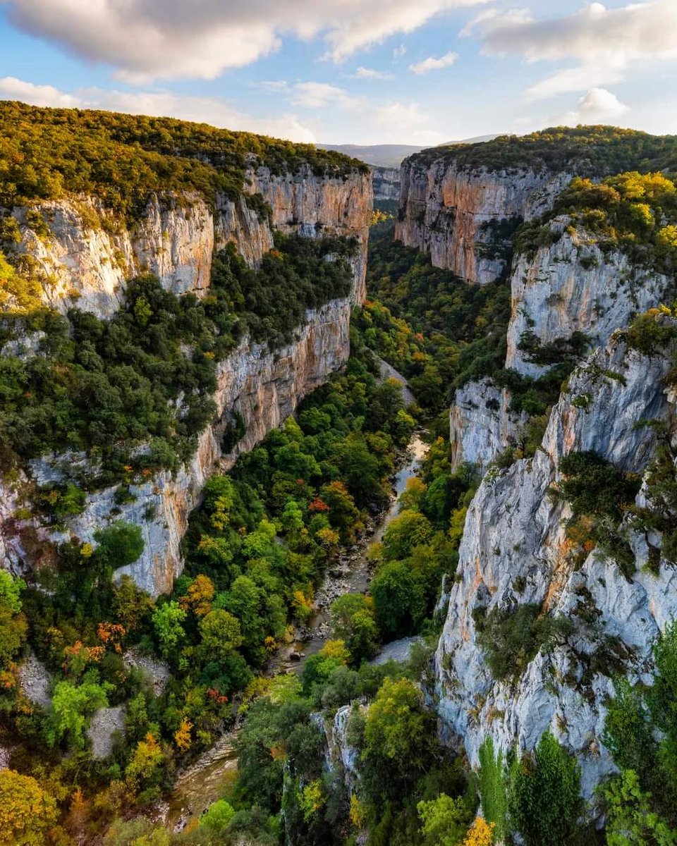 Las gargantas que en su día moldearon y dibujaron los grandes ríos pirenaicos. Foz de Arabaiun 🏞 

// Imagen de Josep M. Aragonés

#Fotografía #Pirineo