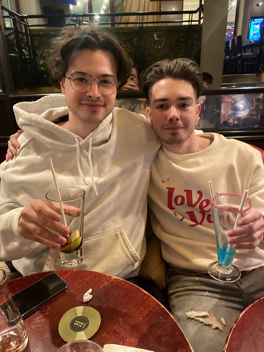 BewBiou's tweet photo. ON SE QUALIFIE POUR DEMAIN SUR UN 4-2 EN LÉGENDE TROP BG MES MATES @tikylol @SenpaiCutyCat @djuloo13 @frostmatyi @BourdinGhislain @PollitoGX 

Les affaires sont les affaires https://t.co/6jJlxm5hHu