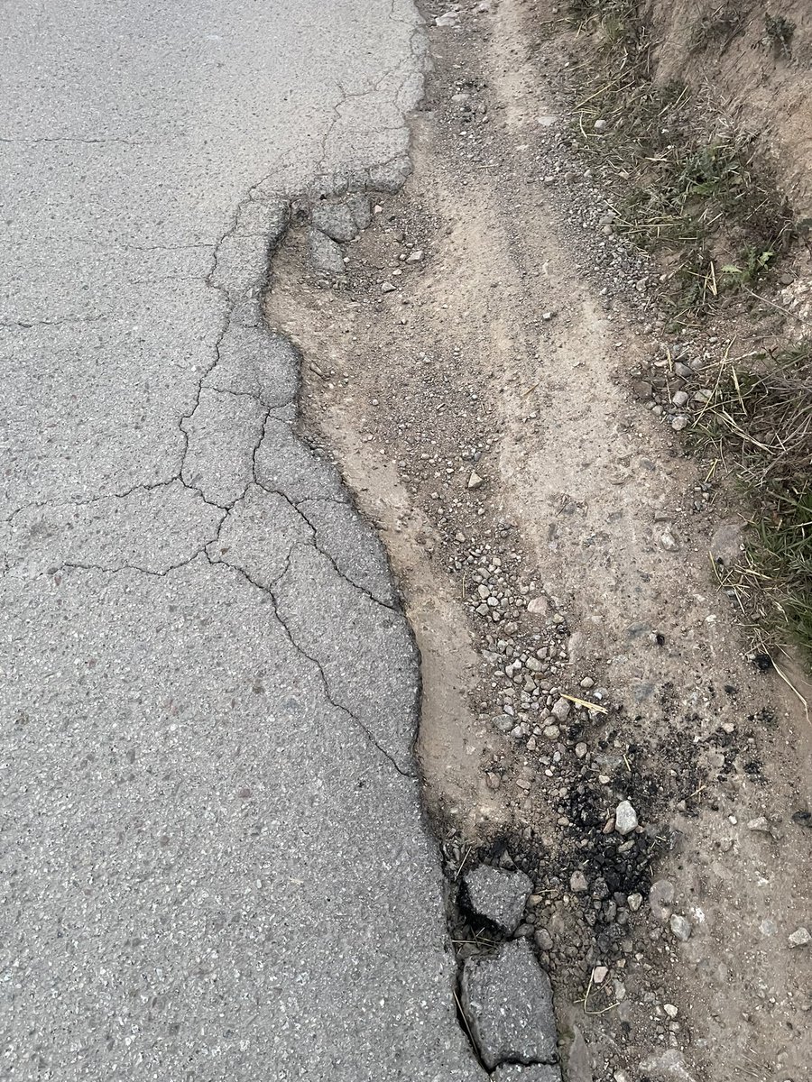 1dellicadamunt's tweet photo. @llicamunt este es el lamentable estado del camí d ca l'artigues a la ctra. d Caldes
La solución no es tapar los baches con tierra, 2 días y vuelve a estar igual, el responsable d la competencia, no estaría mal q pasase con su coche y meta la rueda en el bache, después, q opine https://t.co/W2rePZ2qfg