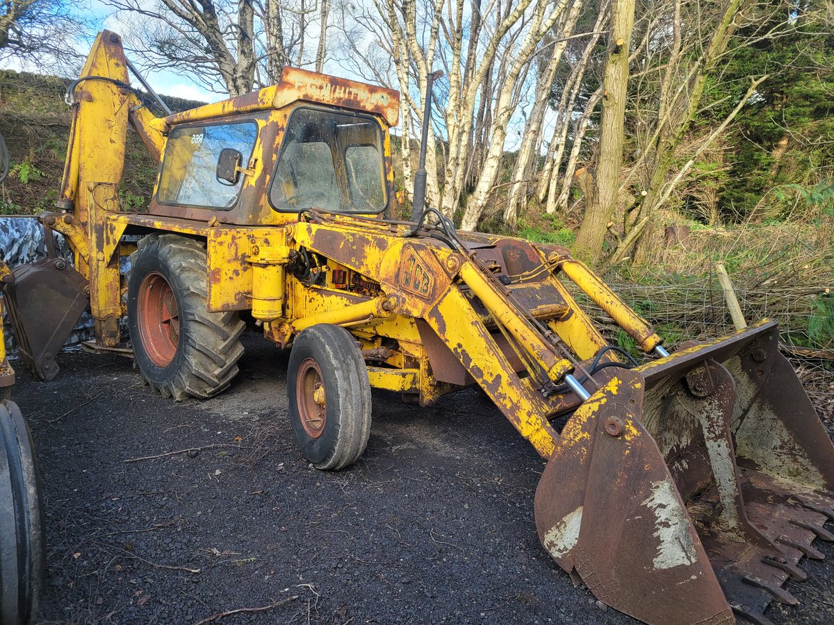 jimbo_clarke's tweet photo. Great day out with @Scotty2681 looking at classic jcbs thanks to #retrojcb @RBuntonLtd https://t.co/sPbjSB3k1b