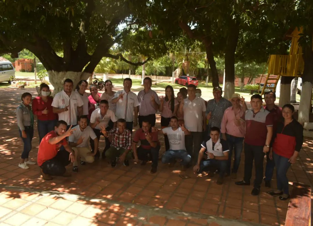 FreddyDecclesis's tweet photo. Cada fin de semana, las puertas de la Casa de Todos, la Quinta D'Ecclesiis, se abre de par en par recibiendo a las diferentes comitivas y delegaciones del dpto. La atención constante y las gestiones positivas ayudan a fortalecer el gran proyecto #TOROVELÁZQUEZ🇵🇾  
#FTD Gobernador https://t.co/r0Leot1A8E