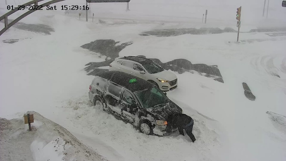 ChtownPolice's tweet photo. Malpeque Rd - Bypass - Vehicles getting stuck in snow drifts #stayhome https://t.co/Nz795VpflY