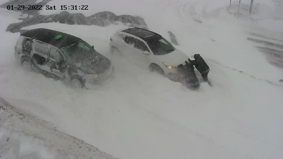 ChtownPolice's tweet photo. Malpeque Rd - Bypass - Vehicles getting stuck in snow drifts #stayhome https://t.co/2NSENV8cdK