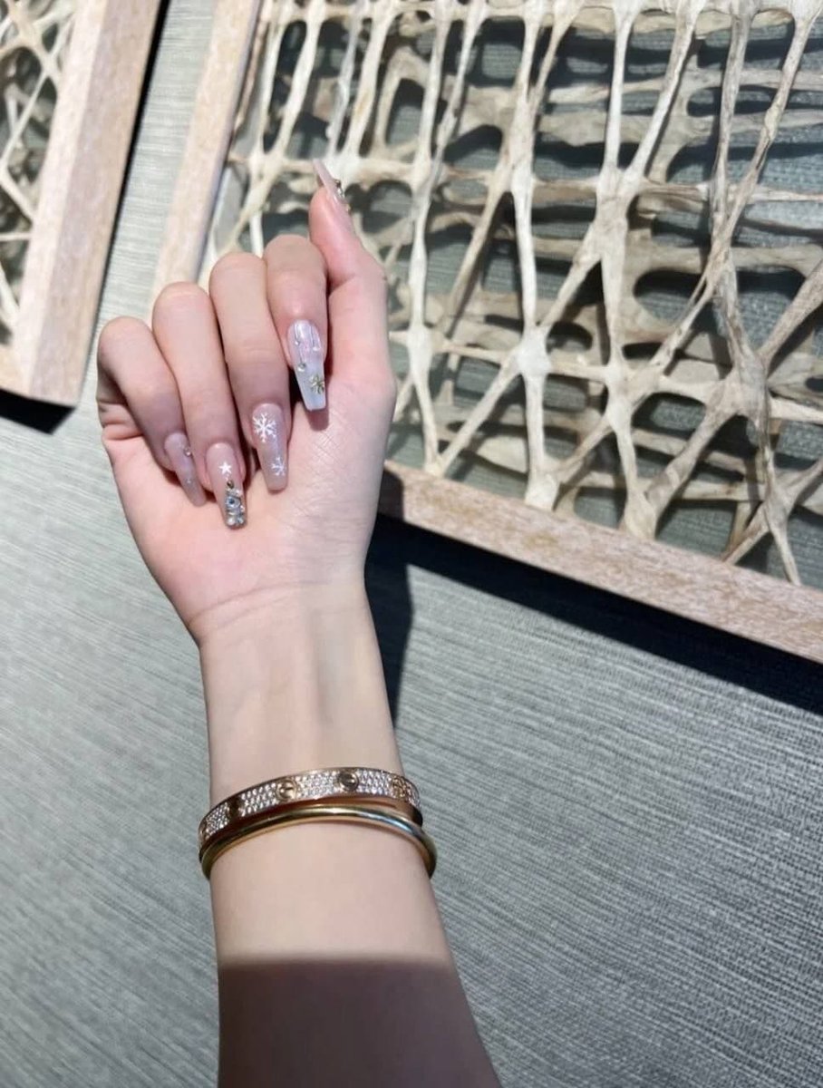 AliceCh65423261's tweet photo. Received a New Year's gift from my family, Cartier Gypsophila full diamond bracelet. happy like a child~😆🥰 https://t.co/cgPK3qvvtR