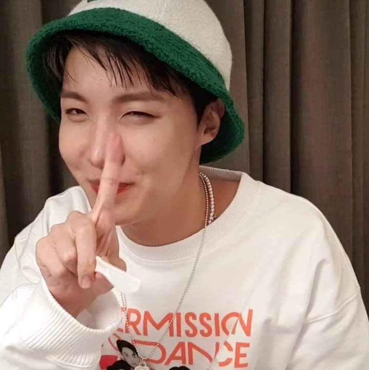 94thinker's tweet photo. hotd (hobi of the day) 🤕🤍 https://t.co/gpDfTLjcuJ