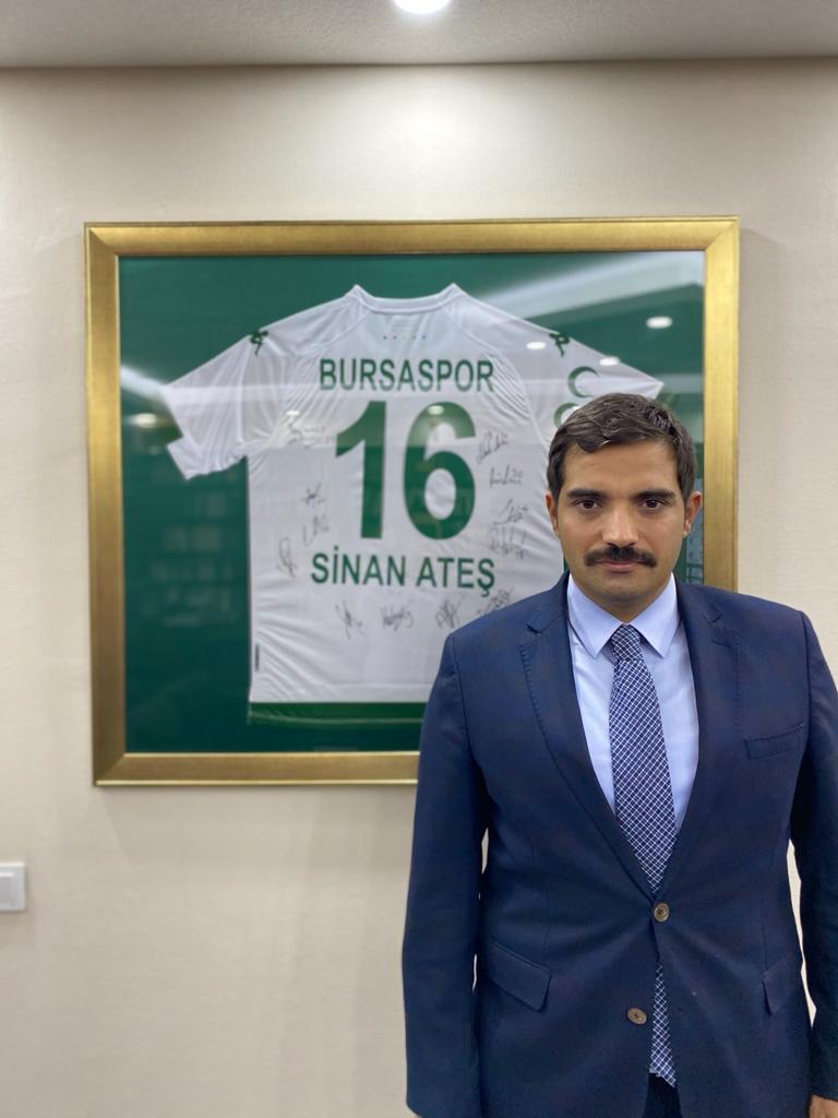 Bursaspor, Türk futbolunda büyük bir devrimin adıdır.

Bursaspor'umuzun şerefli mazisini Bursaspor FK isminde başka bir kulüp adı altında yaşatma düşüncesi, acziyettir.

Büyük Bursaspor taraftarının bu rezilliğin teklif edilmesine dahi tahammül etmesi mümkün değildir.