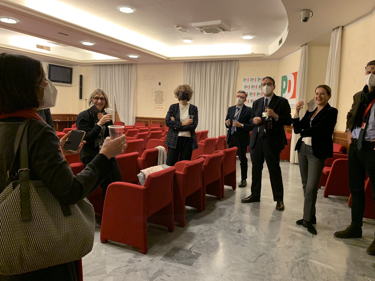 E poi quando arrivano i 505 c’è tutta la squadra dei gruppi, gli addetti stampa, il legislativo, le persone che rendono il lavoro dei <a href="/Deputatipd/">Deputati PD</a> quella cosa degna di oggi, e di domani. Con <a href="/LaveraMeriPop/">Tiziana Ragni</a> che ricorda Franco Marini, i sorrisi e la fatica del lavoro della politica