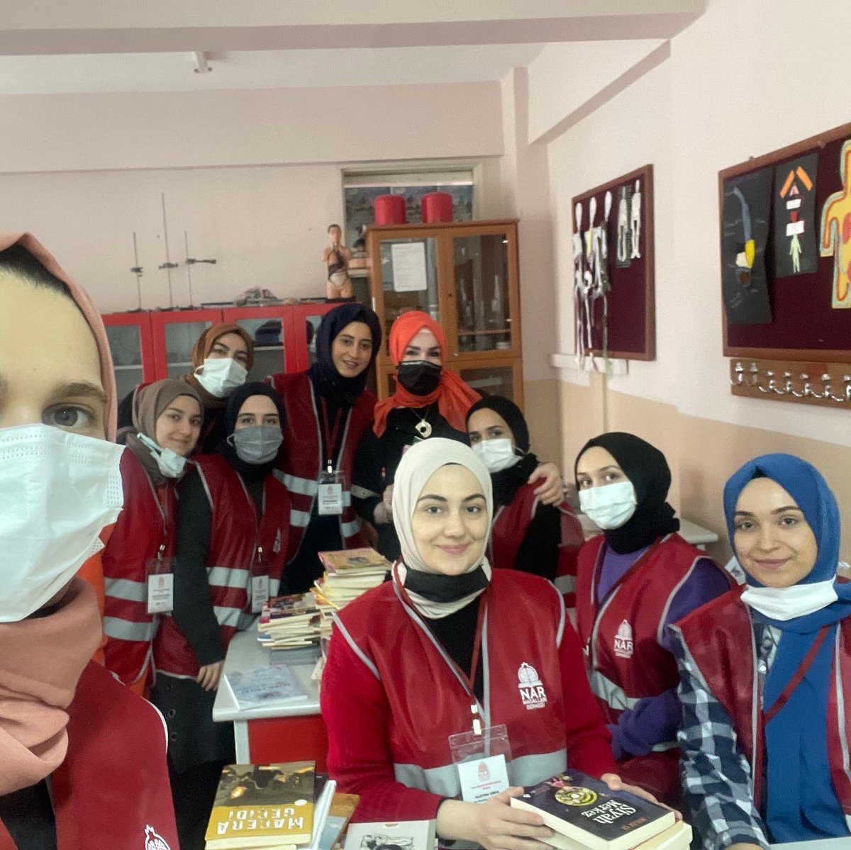 gbakademisi's tweet photo. @narmasallari gençleri ile Nar Masalları Kütüphanesi kuruyoruz  Bursa, Nilüfer, Odunluk Köyünde bir ilkokula…

#narmasalları #kitap #kütüphane #çocuk
#genç #sosyalsorumlulukprojesi https://t.co/gX7Hjnxfph