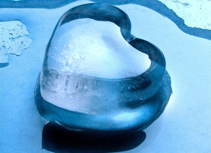 глазки сделали ему из светлых льдинок. глазки сделали ему из светлых льдинок. ледышка. снег на ресницах. хрустальные льдинки.