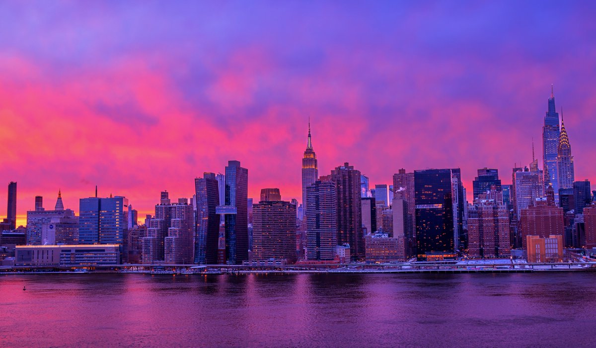 RT @isardasorensen: Fire & ice today in #NYC, as snowy skies gave way to #sunset skies of pink, red & gold. https://t.co/CYasYWGky5