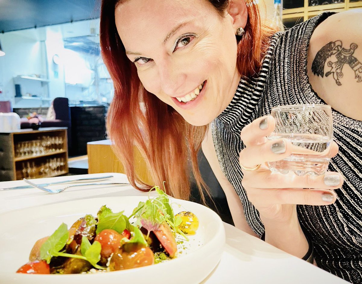 Celebrando mis múltiples arrugas en <a href="/raizpolanco/">RAÍZ</a> con uno de mis nueve tiempos maridados. 🤤