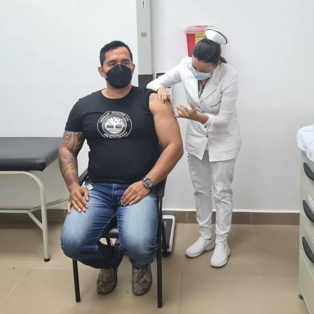 #JuntosPorLaSalud | Durante este fin de semana se encuentra activo el punto de vacunación ubicado en la consulta externa del Hospital General Dr. Napoleón Dávila Córdova. El día de mañana también se brindará atención de 8h00 a 16h00. #PlanDeVacunación