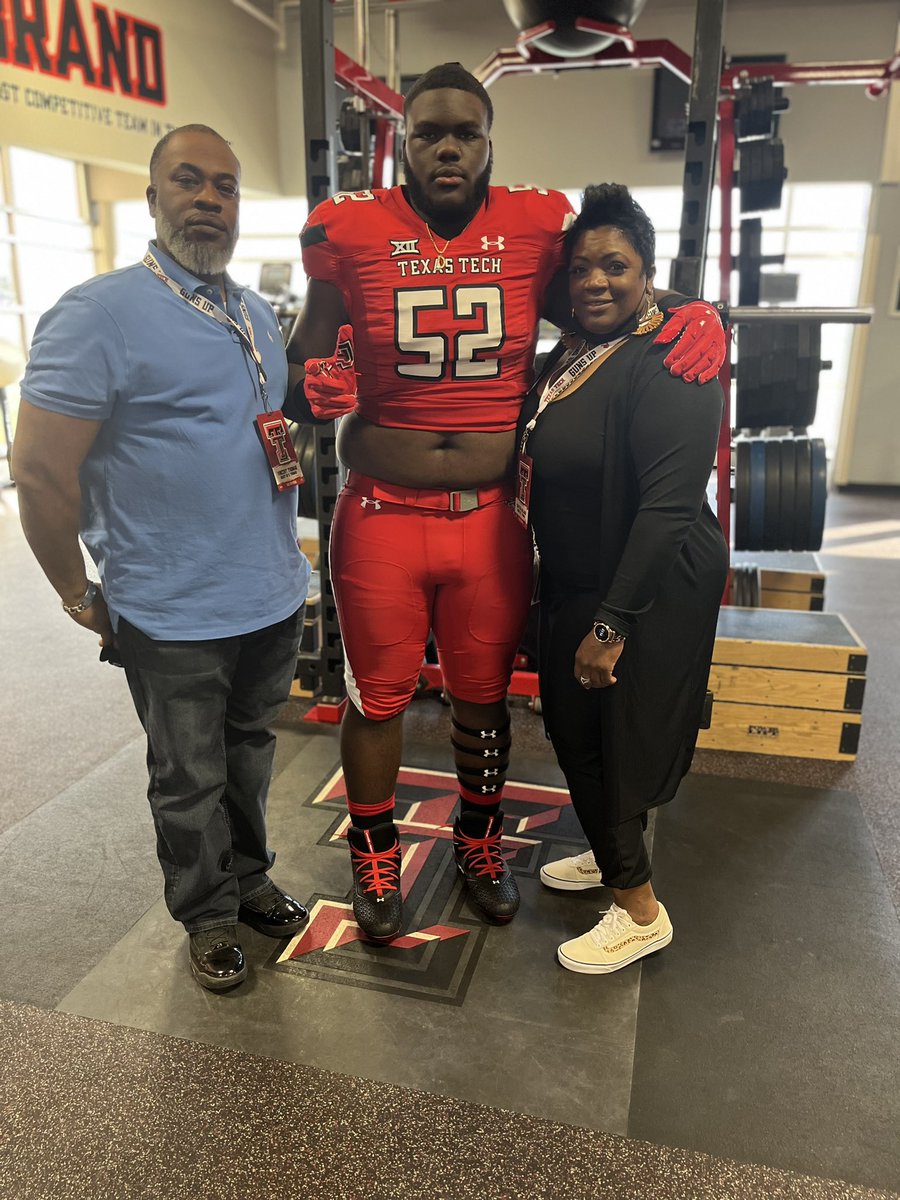 Red and black looks good on me👀 #WreckEm <a href="/TexasTechFB/">Texas Tech Football</a> <a href="/JoeyMcGuireTTU/">Joey McGuire 🌵</a>
