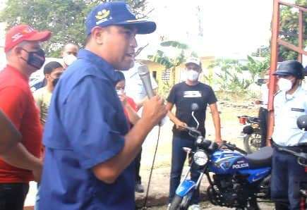 PsuvLander's tweet photo. En el acto, el Director de la policía de Miranda @garciapintojose hizo entrega de dos motos para los #CuadrantesDePaz https://t.co/mLBpc4X2HP
