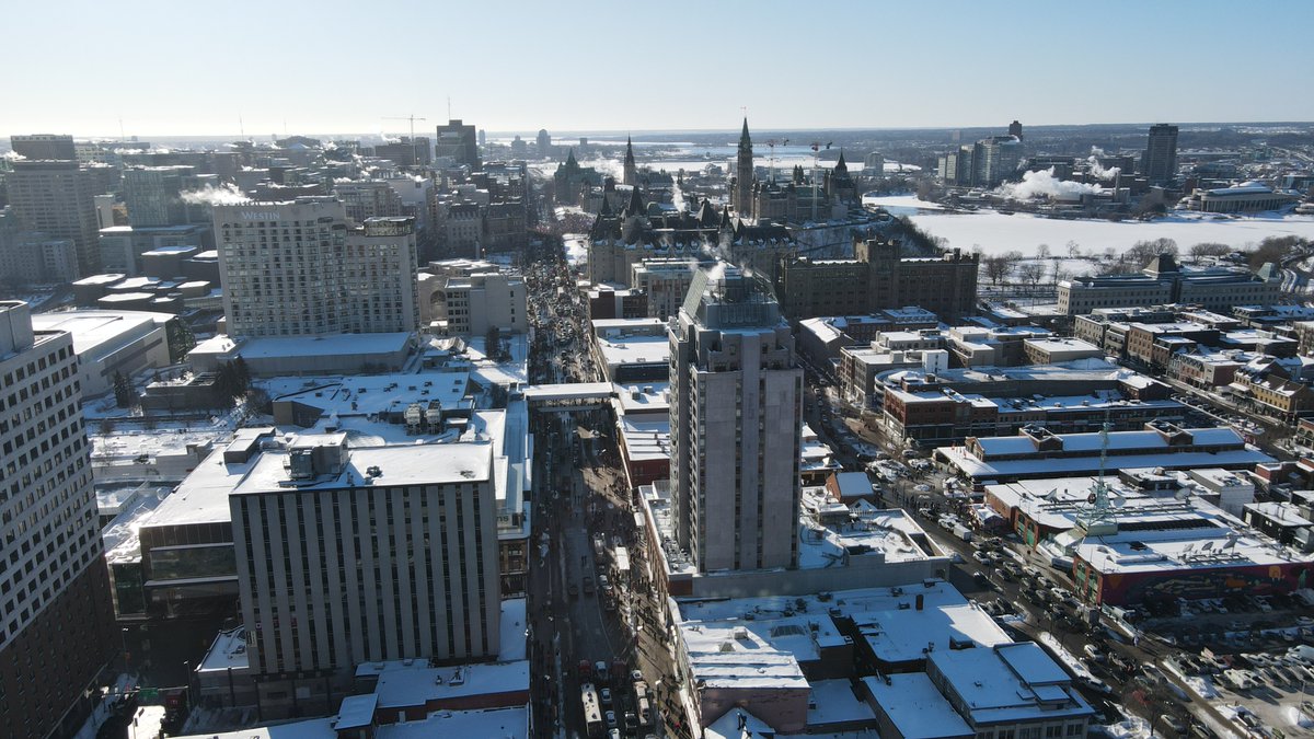 joshc8889's tweet image. Overview shot of #FreedomConvoyCanada2022 at Parliament Hill #cdnpoli #TruckerConvoy2022