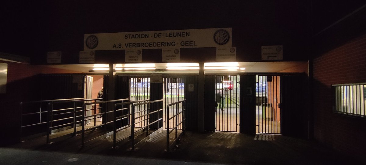 PuckJansen1954's tweet photo. Laatste wedstrijd van een dagje België.
#ASVGeel - #KVVVorselaar 2-1 duurde ff voordat ik de gaten had, dat Geel, geen geel was maar wit. Voordeel van een wedstrijd op het lagere is, dat er veel meer gehakt wordt. Het was een vermakelijke pot. https://t.co/6Fw9prgpnH