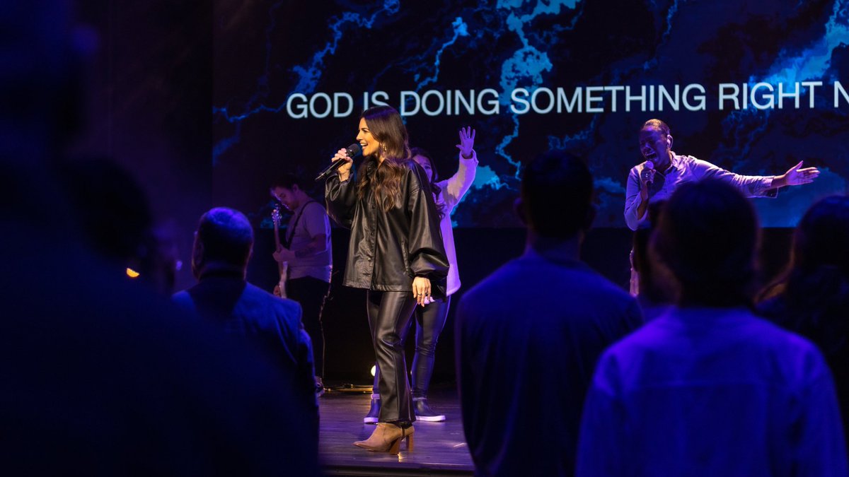 onedotchurch's tweet photo. The weekend is here and we are ready to worship with you all! 👋
We have a new series, #HARMONY, kicking off this weekend and hope you can join us online or in person! 🤍
📍 Services start at 6p tonight and continue tomorrow at 8:30a + 10a + 11:30a! #OneChurchMyChurch https://t.co/r5SbmGfM1p