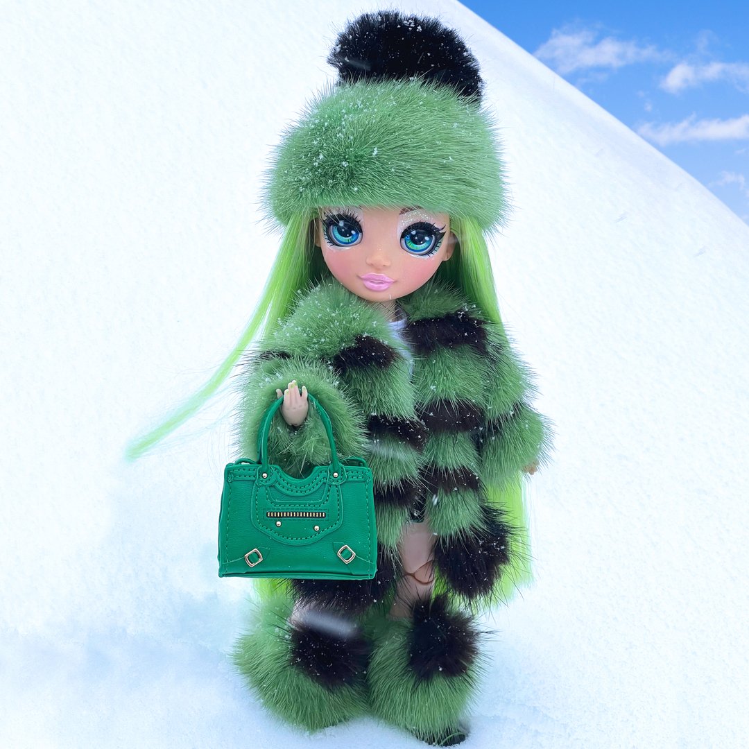 lifeinplasticNY's tweet photo. It's another snow day! ❄️ Jade is wearing a fabulous ensemble from @dimitha_doll_furs 
.
.
.
.
.
.
.
.
.
.
.
@officialrainbowhigh #rainbowhigh #collecttherainbow #turnyourcolorup #colorsgopow #LetYourTrueColorsShine #rainbowhighcollector #rainbowhighwinterbreak #winterbreakja https://t.co/nqP7zpD34o