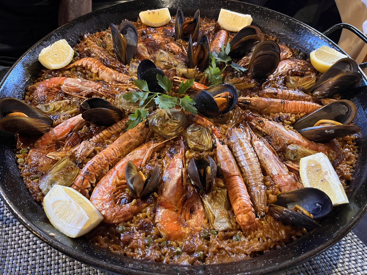 norbertherrera's tweet photo. Avui he estat dinant amb amics, alguns dels quals feia temps que no veia. Una bona estona, per no pensar en gran cosa, només en passar-ho bé i gaudir de la paella a @labrasador Carpe diem https://t.co/I8VPDVd7Eo