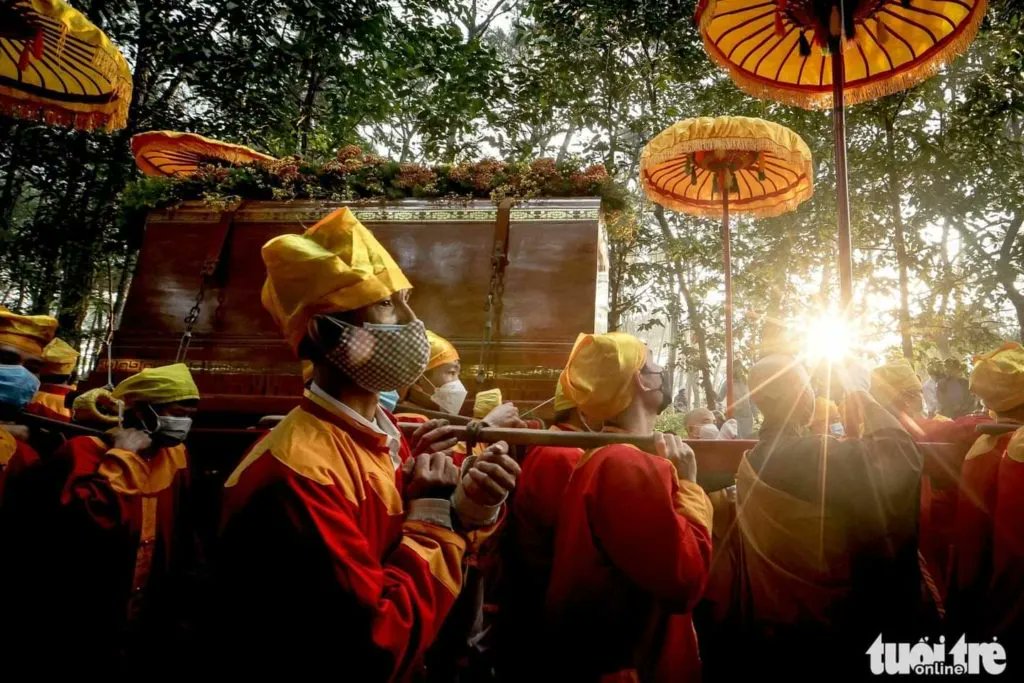 Some powerful photos from Thich Nhat Hanh's final funeral ceremony, procession and cremation, 29th January, 2022. #ThichNhatHanh plumvillage.org/articles/memor…