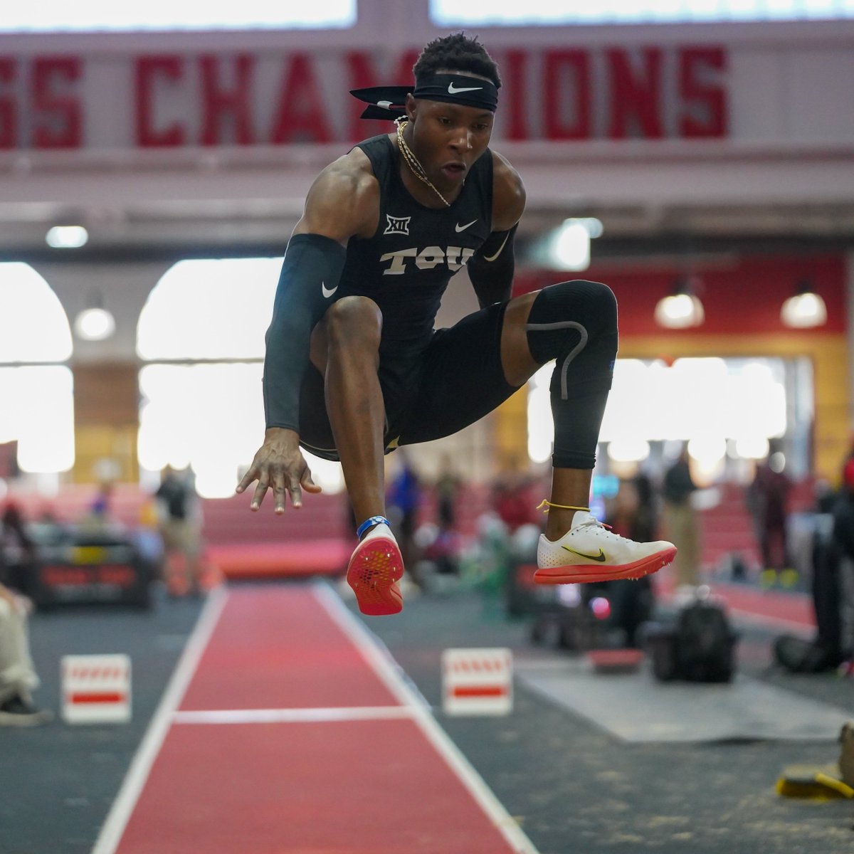 Du's 2022 debut did not disappoint 😈🐸

Du wins the triple jump final with a mark of 16.48m, the No. 1️⃣ mark in the country‼️

#GoFrogs | @duchenge28