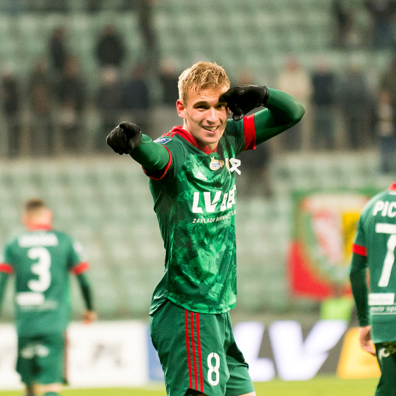 SlaskWroclawPl's tweet photo. Mateusz Praszelik odchodzi ze Śląska. Pomocnik przenosi się do klubu z włoskiej Serie A - @HellasVeronaFC 🇮🇹

Dziękujemy i trzymamy za Ciebie kciuki, @m_praszelik ✊