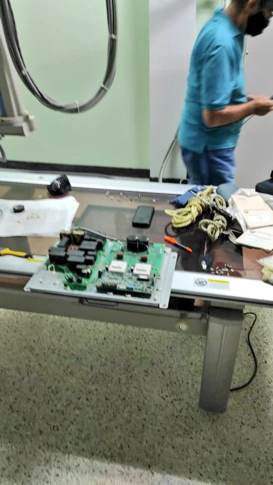 HospiRazettiBna's tweet photo. #LaCosaEsCumpliendo 
En alianza con @corpoelecanz y siguiendo instrucciones del Gob @luismarcanos se reactivó la Unidad de Rayos X de emergencia adultos del #HULRBna luego de presentar fallas por fluctuaciones eléctricas, beneficiando a los y las pacientes de área #Covid19 https://t.co/ZgfLRGscLG