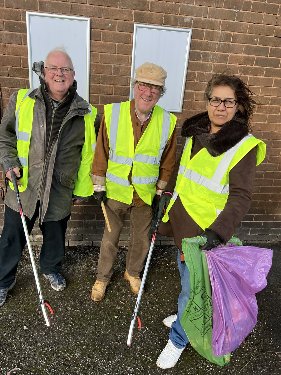 FalakNazAhmed's tweet photo. Litter picking in Cottingley this windy morning.Great to see such a turn out, despite the weather. https://t.co/qWjvjjDFEZ
