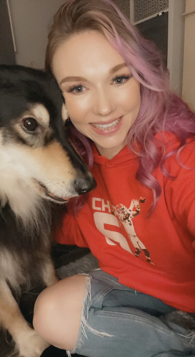valkyriedawg's tweet photo. Ozzy was feeling a little left out so he asked for some momma cuddles too … I think he just wanted to check out my new Chip 6 hoodie.
He was very impressed at how fast it made it to Ireland ❤️🖤 @HaleTralee @KeleeRingo
#GoDawgs #Chip6 https://t.co/qqnsfZco8X