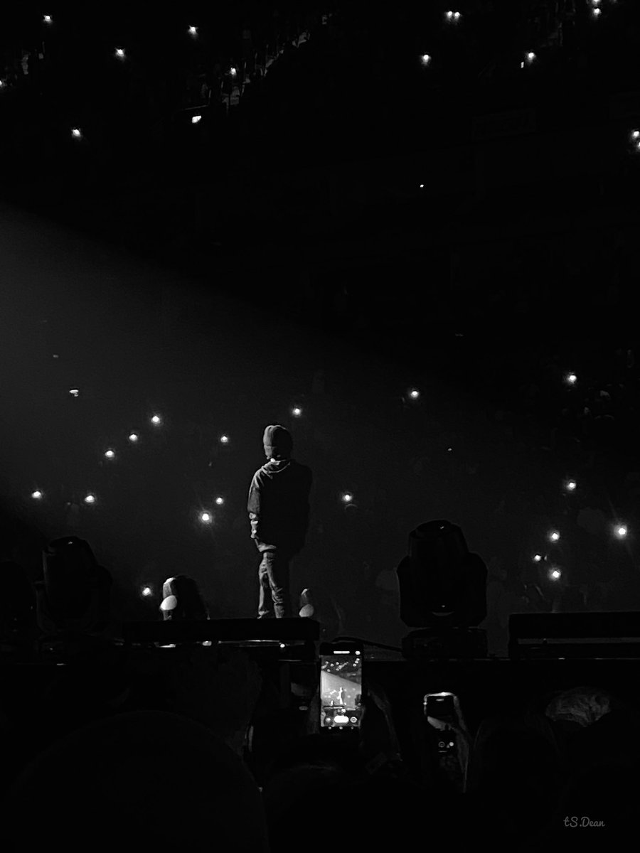 DeanClericuzio's tweet photo. We probably went to the same concert but we saw different things. #BurnaboyO2 in black and white. https://t.co/kjn5Zqiqie