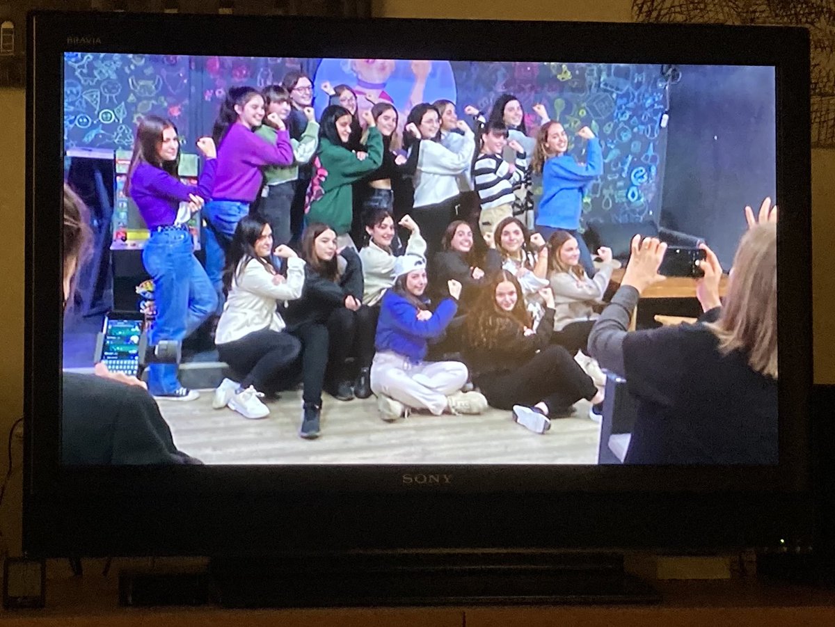 OPFESTcat's tweet photo. In love amb aquest #TalentJove #ObjectiuPaki

Sou mooooooolt grans 💪💪💪💪
#TalentShow #TelevisionsLocals https://t.co/cbOJ3M8PNn