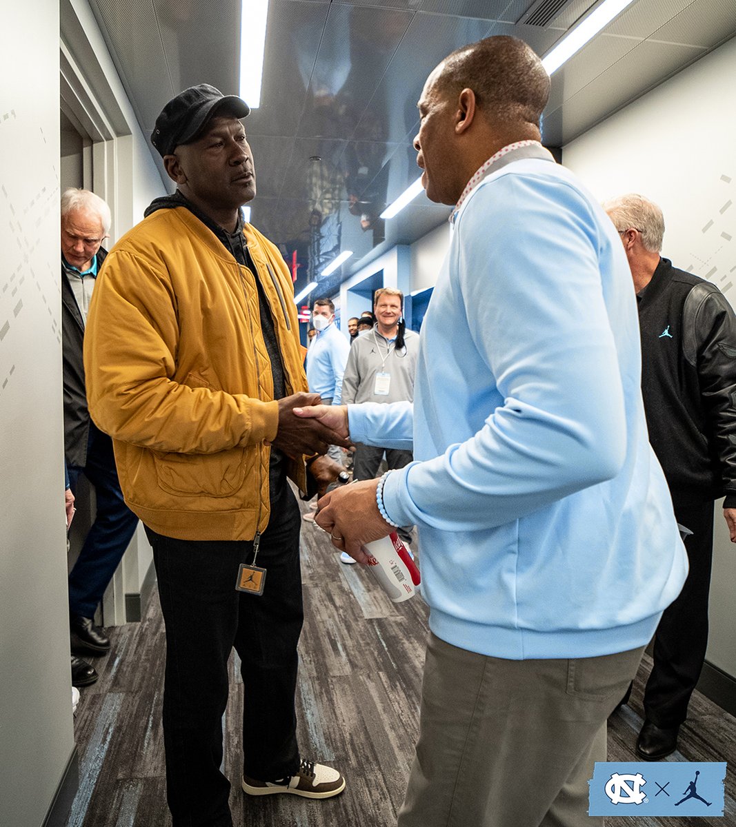 UNC_Basketball's tweet photo. 𝐅𝐚𝐦𝐢𝐥𝐲 𝐓𝐢𝐞𝐬 🤝 https://t.co/CxUKlGjHeJ