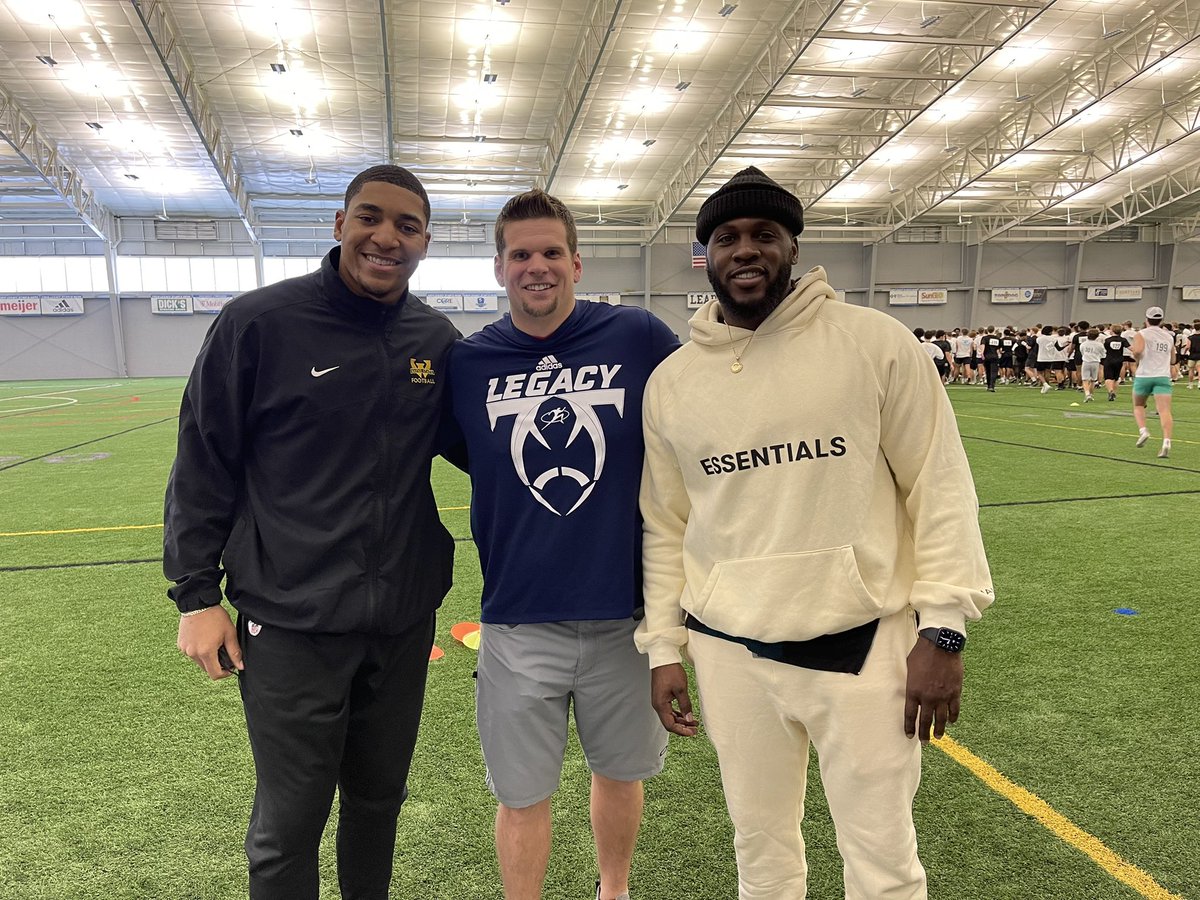 Coach__Robinson's tweet photo. Just 3 former @waynestwarriors trying to make a difference! Great to see @JoiqueBell &amp; @__Pittman__! @Lions you have a good one!!! #FAMILYSaturday https://t.co/fOCL469uH7