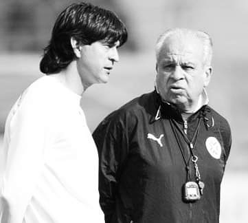 HistoriaDelftb4's tweet photo. José Saturnino Cardozo y Anibal Ruiz todos criticaban al "Maño" por su sistema ultra defensivo, hoy se extraña esa solidez defensiva pero más allá se extraña ir a un Mundial.
Perdón Profesor Maño Ruiz. https://t.co/aFzPJxq8pe