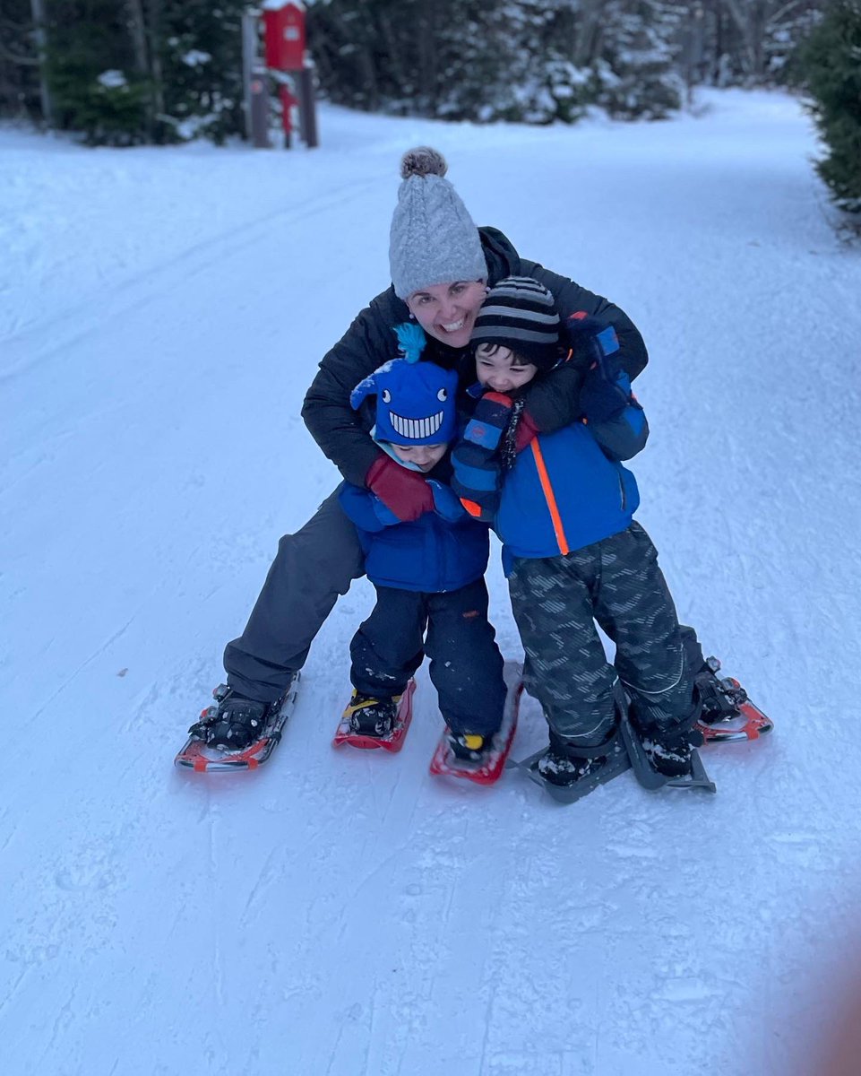 day_mme's tweet photo. Beautiful day for a snowshoe in the woods! Love the fresh air! Hope everyone is enjoying their weekend with their family! ❤️💙💚 Never too little to keep up!! #snowshoeing @pippy_park #ourdoorfun #funinthesnow  #familytime https://t.co/5J6rZFL5zE